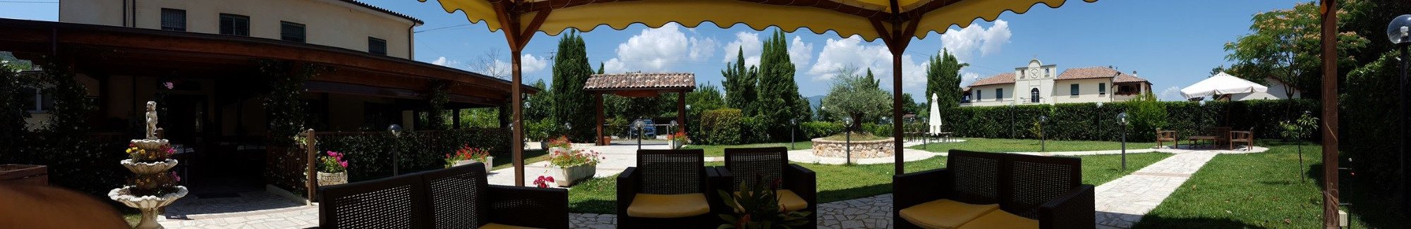 Giardino esterno estivo - L'Arte di Apicius Ristorante a Rieti